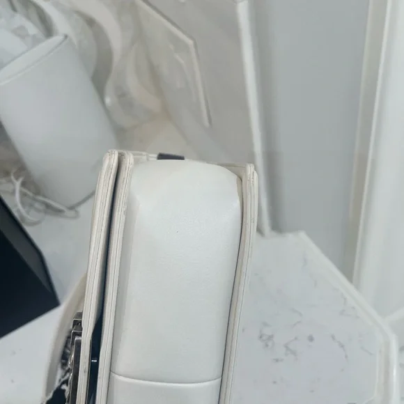 Chanel White Quilted Leather Chain Boy Bag. Great condition. - Picture 8 of 13